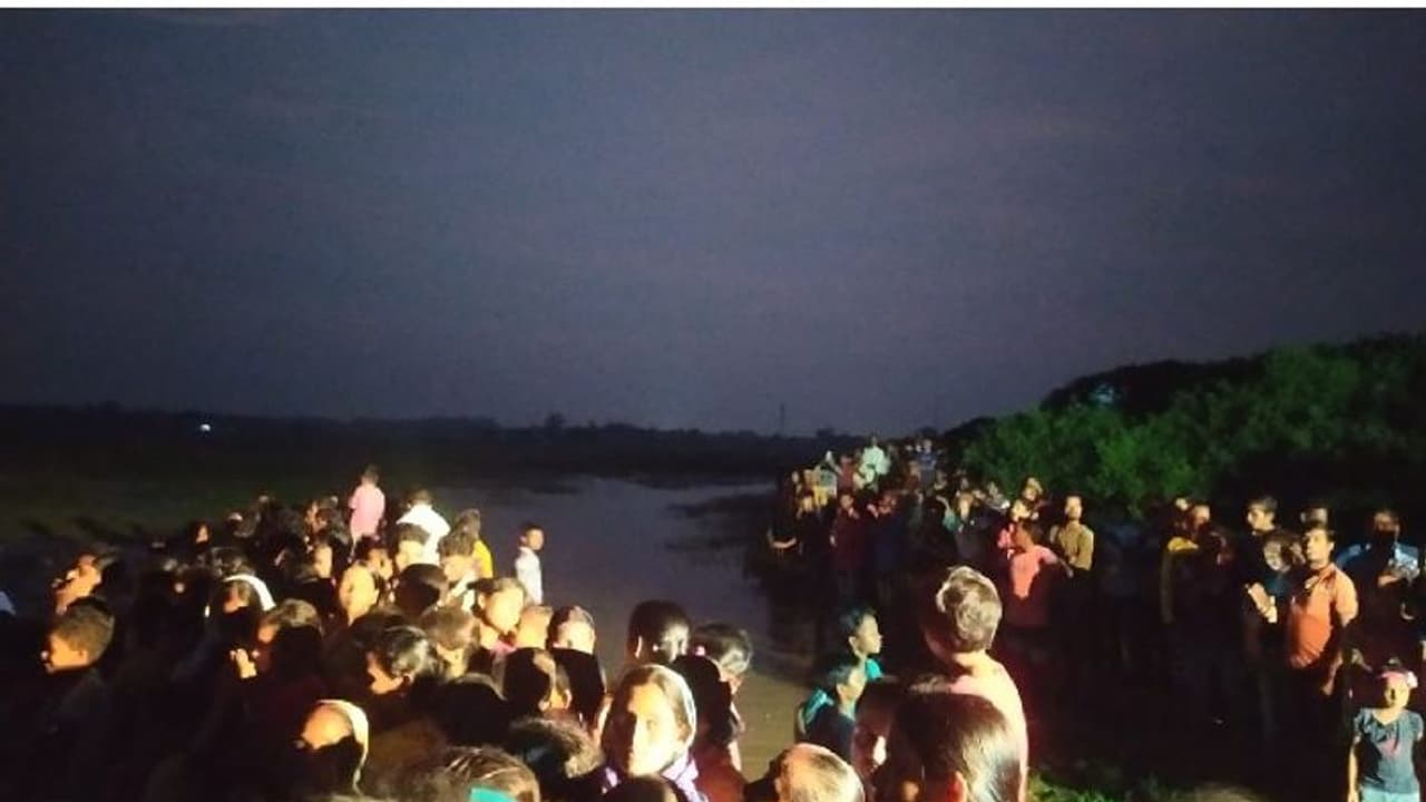 জল থেকে উঠে আসবে মা মনসা অন্ধবিশ্বাসে পুকুরপাড়ে জড়ো হাজার হাজার মানুষ জল থেকে উঠে আসবে মা মনসা অন্ধবিশ্বাসে পুকুরপাড়ে জড়ো হাজার হাজার মানুষ