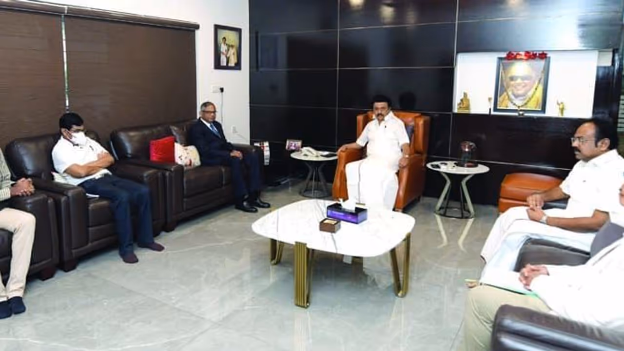 ஸ்கெட்ச் போட்டு காய் நகர்த்திய முதல்வர் ஸ்டாலின்.. வீட்டுக்கே ஓடிவந்து பார்த்த டாடா நிறுவன தலைவர். ஸ்கெட்ச் போட்டு காய் நகர்த்திய முதல்வர் ஸ்டாலின்.. வீட்டுக்கே ஓடிவந்து பார்த்த டாடா நிறுவன தலைவர்.