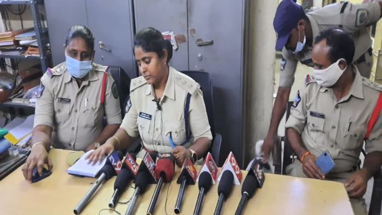 విశాఖ మైనర్ బాలికపై రెండు నెలలుగా లైంగికదాడి... ఆ రాత్రి కూడా యువకుడితోనే..: పోలీస్ విచారణలో సంచలనాలు విశాఖ మైనర్ బాలికపై రెండు నెలలుగా లైంగికదాడి... ఆ రాత్రి కూడా యువకుడితోనే..: పోలీస్ విచారణలో సంచలనాలు