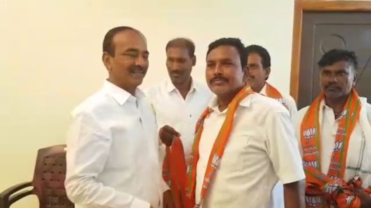 Huzurabad Bypoll: దూకుడుపెంచిన ఈటల... బిజెపిలోకి భారీ చేరికలు (వీడియో) Huzurabad Bypoll: దూకుడుపెంచిన ఈటల... బిజెపిలోకి భారీ చేరికలు (వీడియో)