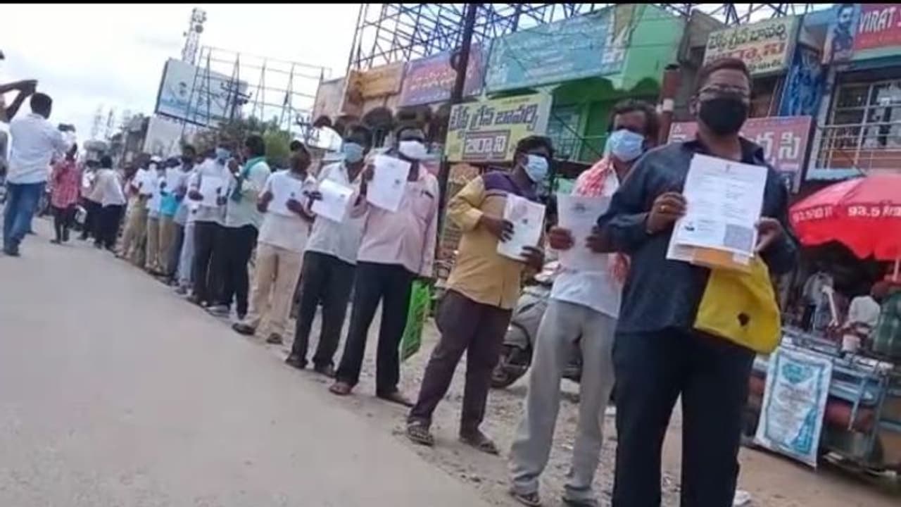 Huzurabad Bypoll: టీఆర్ఎస్ షాక్... నామినేషన్ల కోసం బారులుతీరిన ఫీల్డ్ అసిస్టెంట్లు, నిరుద్యోగులు Huzurabad Bypoll: టీఆర్ఎస్ షాక్... నామినేషన్ల కోసం బారులుతీరిన ఫీల్డ్ అసిస్టెంట్లు, నిరుద్యోగులు