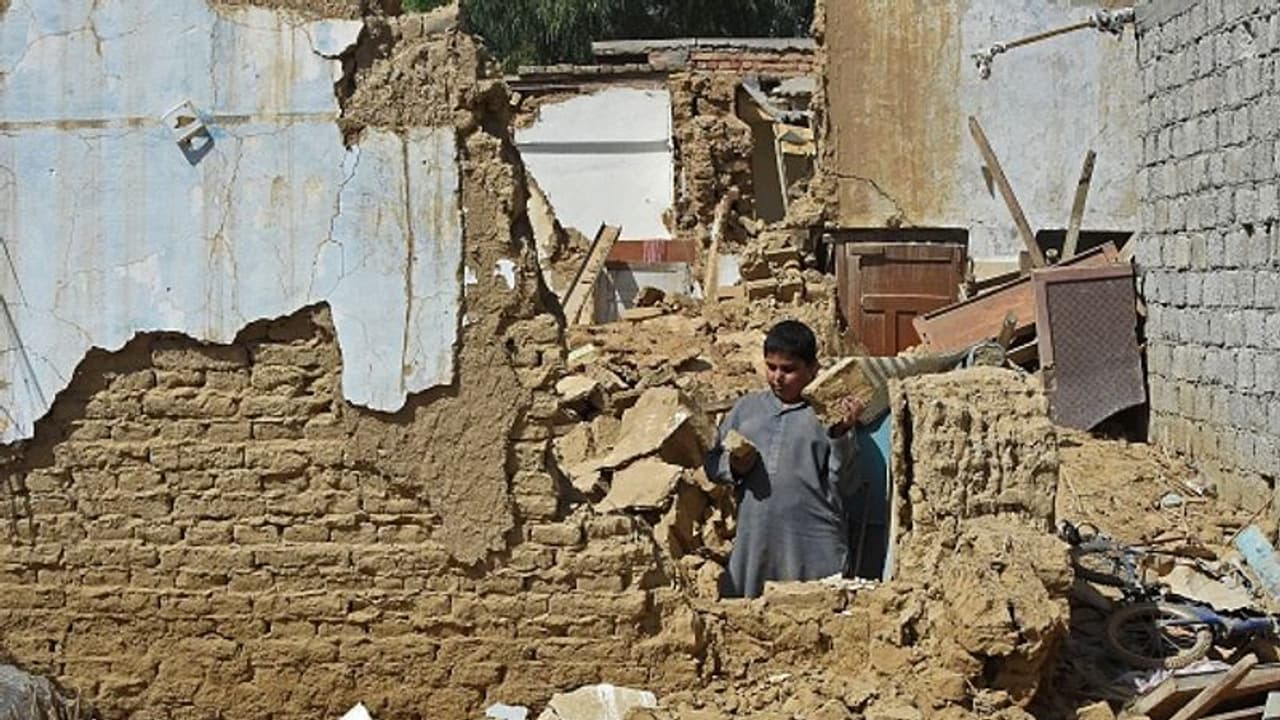 তীব্রভাবে দুলে উঠল মাটি, আফগানিস্তানে ভূমিকম্পে ছড়াল আতঙ্ক তীব্রভাবে দুলে উঠল মাটি, আফগানিস্তানে ভূমিকম্পে ছড়াল আতঙ্ক