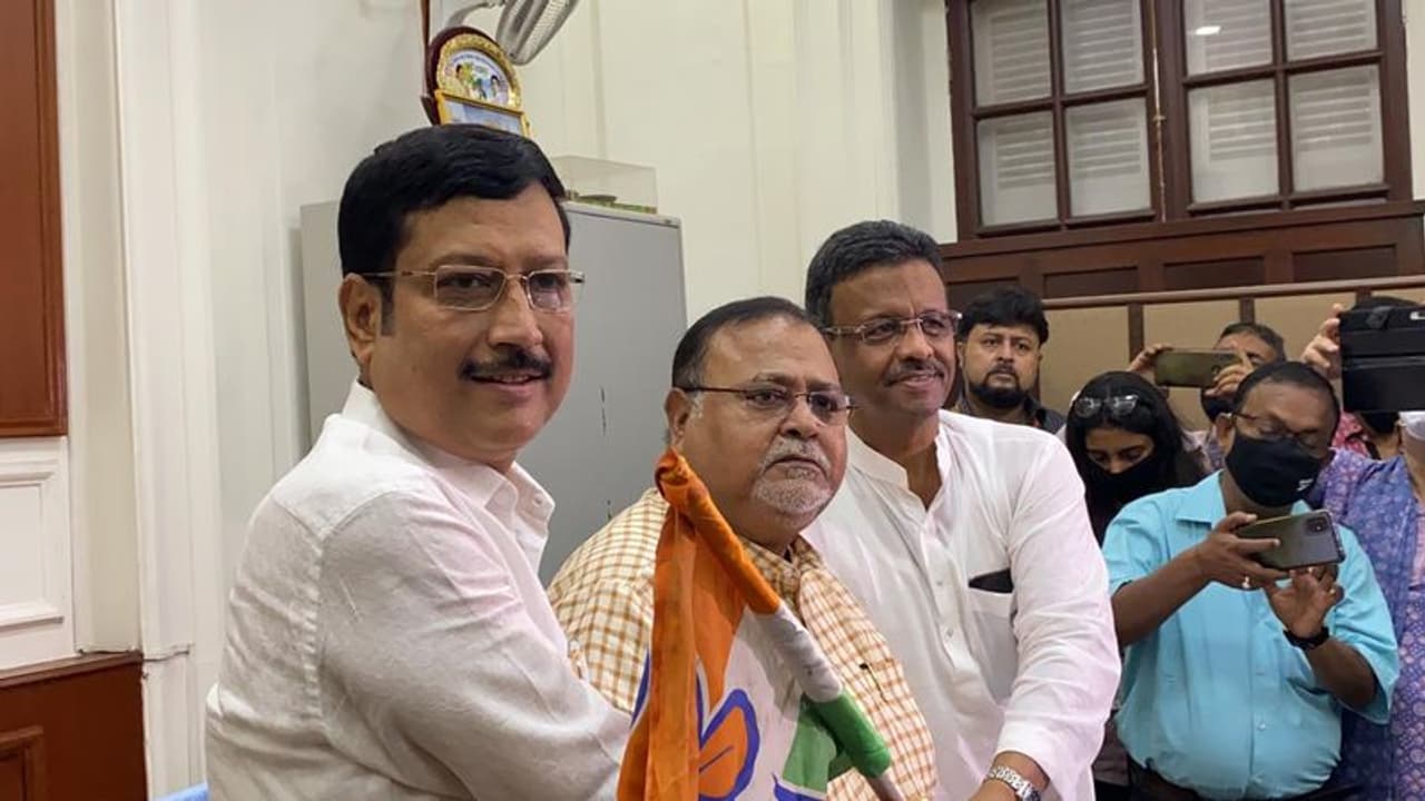 পদ্ম সফর শেষে ফিরলেন ঘরে, 'ভুল বোঝাবুঝির জন্য দল ছেড়েছিলেন', বলছেন সব্যসাচী পদ্ম সফর শেষে ফিরলেন ঘরে, 'ভুল বোঝাবুঝির জন্য দল ছেড়েছিলেন', বলছেন সব্যসাচী