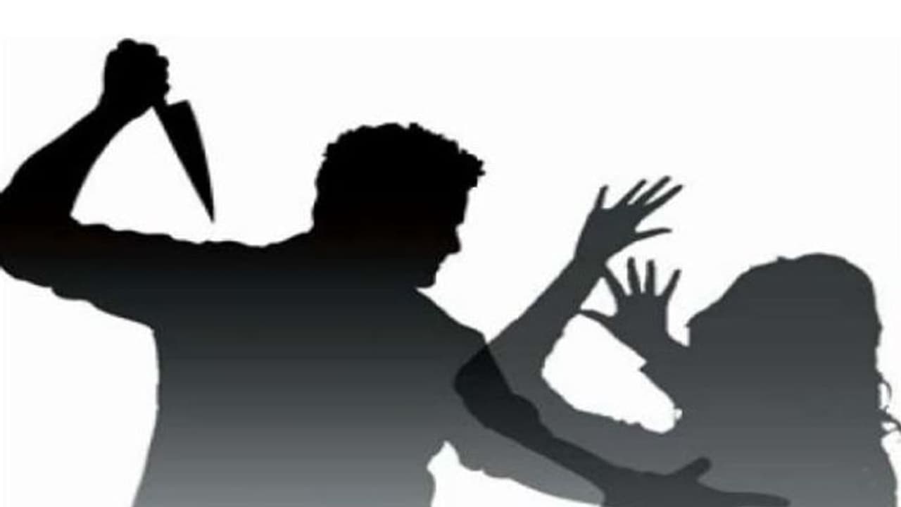 लड़की के चेहरे पर ब्लेड से वार किए, कुछ ही सेकंड में सड़क पर गिरी, सनकी बोला तू मेरी नहीं तो किसी की नहीं... लड़की के चेहरे पर ब्लेड से वार किए, कुछ ही सेकंड में सड़क पर गिरी, सनकी बोला तू मेरी नहीं तो किसी की नहीं...