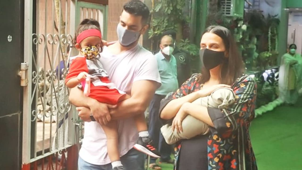 Neha Dhupia পোশাকের ভিতর ছেলেকে ঢুকিয়ে স্তন্যপান করাচ্ছেন নেহা, 'Breast' ফিডিংয়ের ছবি দিতেই জুটল কটাক্ষ Neha Dhupia পোশাকের ভিতর ছেলেকে ঢুকিয়ে স্তন্যপান করাচ্ছেন নেহা, 'Breast' ফিডিংয়ের ছবি দিতেই জুটল কটাক্ষ