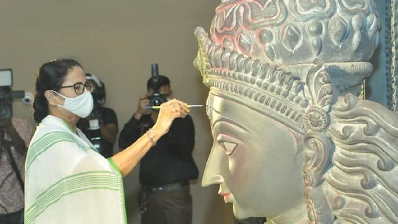 Mamata On Durga Puja: 'বিলম্বিত বার্তা', মমতা শুভেচ্ছা জানালেও অভিষেকের সুর অনেক চড়া Mamata On Durga Puja: 'বিলম্বিত বার্তা', মমতা শুভেচ্ছা জানালেও অভিষেকের সুর অনেক চড়া