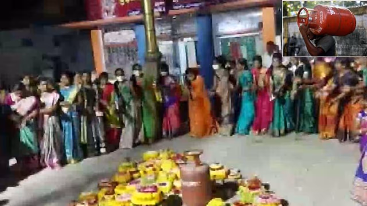 LPG महंगी होने पर दु:खभरा उत्सव, महिलाओं ने सिलेंडर को कलश पर रखकर किया गरबा