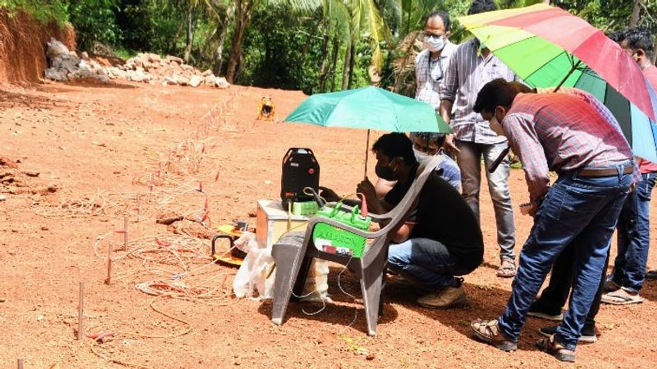 പോലൂരിലെ വീട്ടില് അജ്ഞാതശബ്ദം; ഭൗമശാസ്ത്ര പഠനം തുടങ്ങി പോലൂരിലെ വീട്ടില് അജ്ഞാതശബ്ദം; ഭൗമശാസ്ത്ര പഠനം തുടങ്ങി