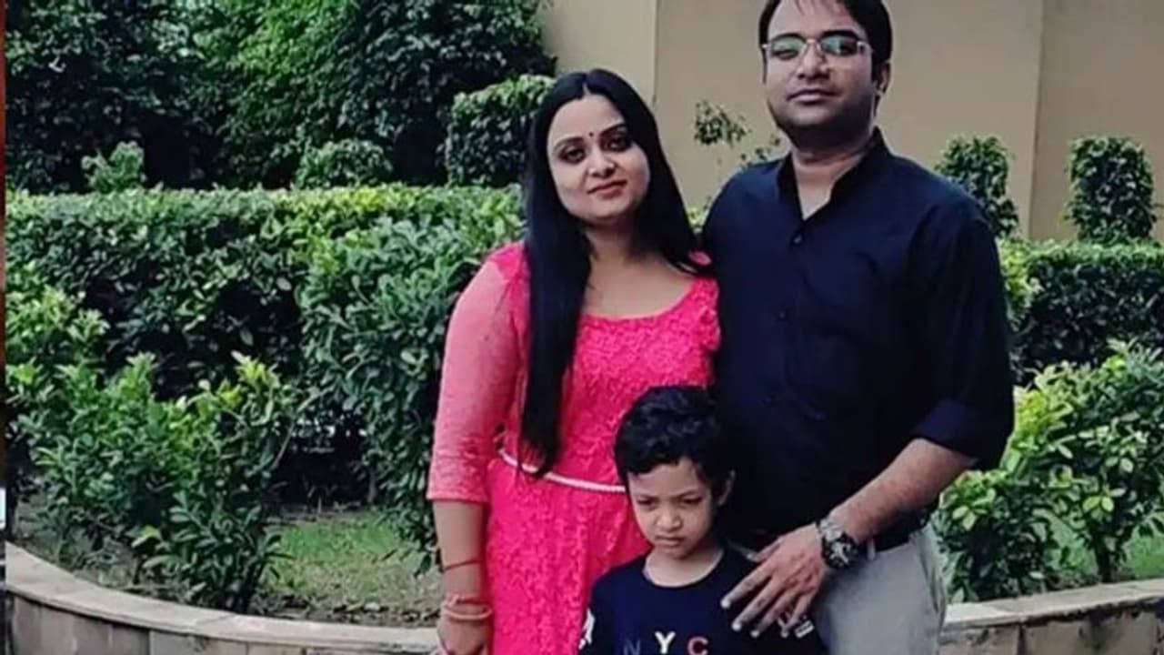 मनीष गुप्ता मर्डर केस : आरोपी इंस्पेक्टर और SI गिरफ्तार, एक एक लाख का था इनाम, कानपुर SIT को सौंपा मनीष गुप्ता मर्डर केस : आरोपी इंस्पेक्टर और SI गिरफ्तार, एक एक लाख का था इनाम, कानपुर SIT को सौंपा