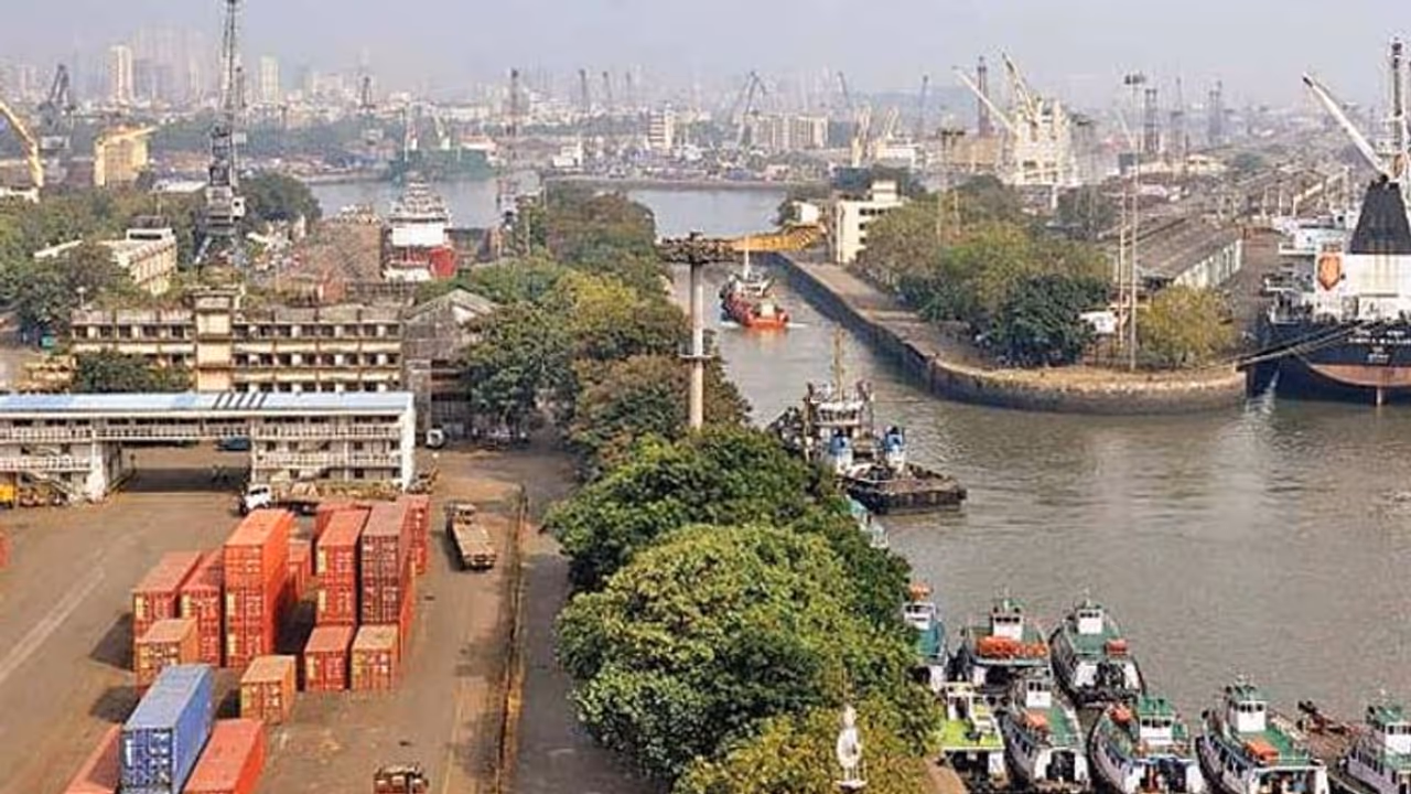 मुंबई पोर्ट पर DRI की बड़ी Raid, कंटेनर से 125 करोड़ की हेरोइन जब्त; जुलाई में 2000 Cr की पकड़ी गई थी मुंबई पोर्ट पर DRI की बड़ी Raid, कंटेनर से 125 करोड़ की हेरोइन जब्त; जुलाई में 2000 Cr की पकड़ी गई थी