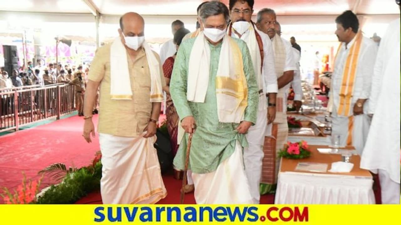 ವಾಕಿಂಗ್ ಸ್ಟಿಕ್ ಹಿಡಿದು ವೇದಿಕೆ ಏರಿದ ಕೃಷ್ಣರ ಹಳೆಯ ಮೈಸೂರು ನಂಟು ಮೆಲುಕು ವಾಕಿಂಗ್ ಸ್ಟಿಕ್ ಹಿಡಿದು ವೇದಿಕೆ ಏರಿದ ಕೃಷ್ಣರ ಹಳೆಯ ಮೈಸೂರು ನಂಟು ಮೆಲುಕು