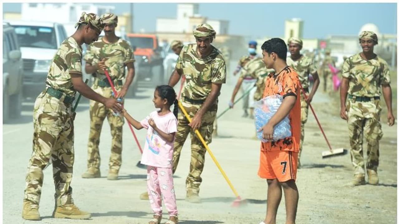 ദുരിതത്തില്‍ നിന്ന് കരകയറാന്‍ ഒരു മനസോടെ ഒമാന്‍; വന്‍ ജനപങ്കാളിത്തത്തോടെ ശുചീകരണ ക്യാമ്പയിന്‍ പുരോഗമിക്കുന്നു