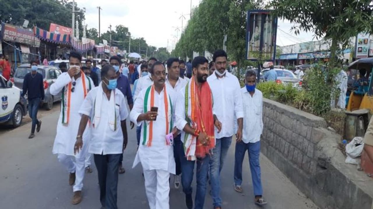 Huzurabad Bypoll: కాంగ్రెస్ అభ్యర్థి బల్మూరి వెంకట్ నామినేషన్ (వీడియో) Huzurabad Bypoll: కాంగ్రెస్ అభ్యర్థి బల్మూరి వెంకట్ నామినేషన్ (వీడియో)