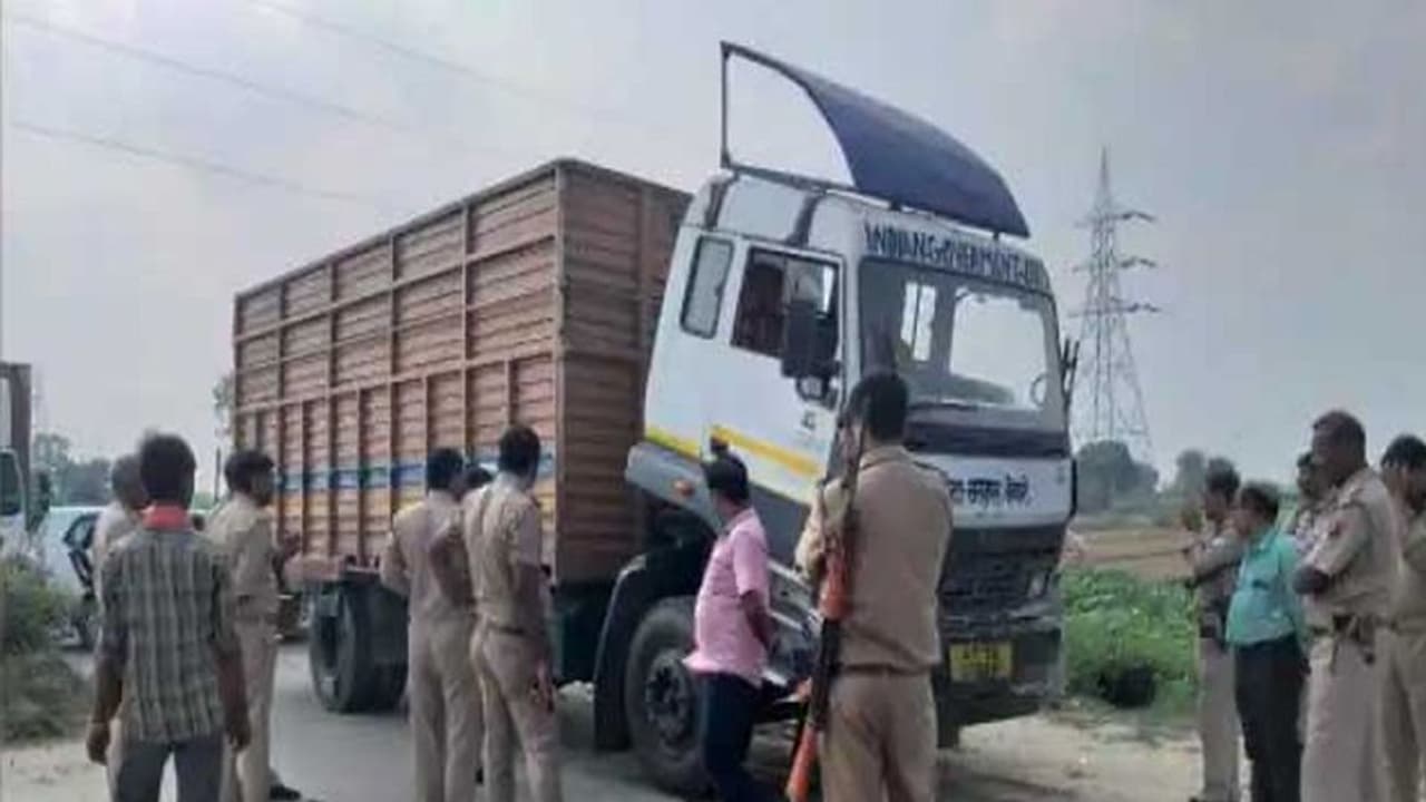 अपराधी नहीं कंटेनर ने छुड़ाए पुलिस के पसीने, 5 घंटे अटकी रही सांसें, जानें क्या है पूरा मामला.. अपराधी नहीं कंटेनर ने छुड़ाए पुलिस के पसीने, 5 घंटे अटकी रही सांसें, जानें क्या है पूरा मामला..