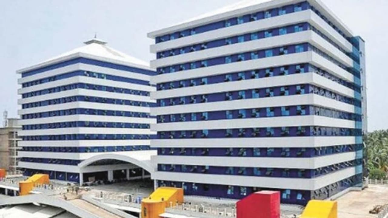 കെഎസ്ആര്ടിസി ക്രമക്കേട്: 'ആര്ക്കിടെക്ടിനും എഞ്ചിനിയർക്കുമെതിരെ കേസ് എടുക്കണം', വിജിലന്സ് റിപ്പോര്ട്ട് കെഎസ്ആര്ടിസി ക്രമക്കേട്: 'ആര്ക്കിടെക്ടിനും എഞ്ചിനിയർക്കുമെതിരെ കേസ് എടുക്കണം', വിജിലന്സ് റിപ്പോര്ട്ട്