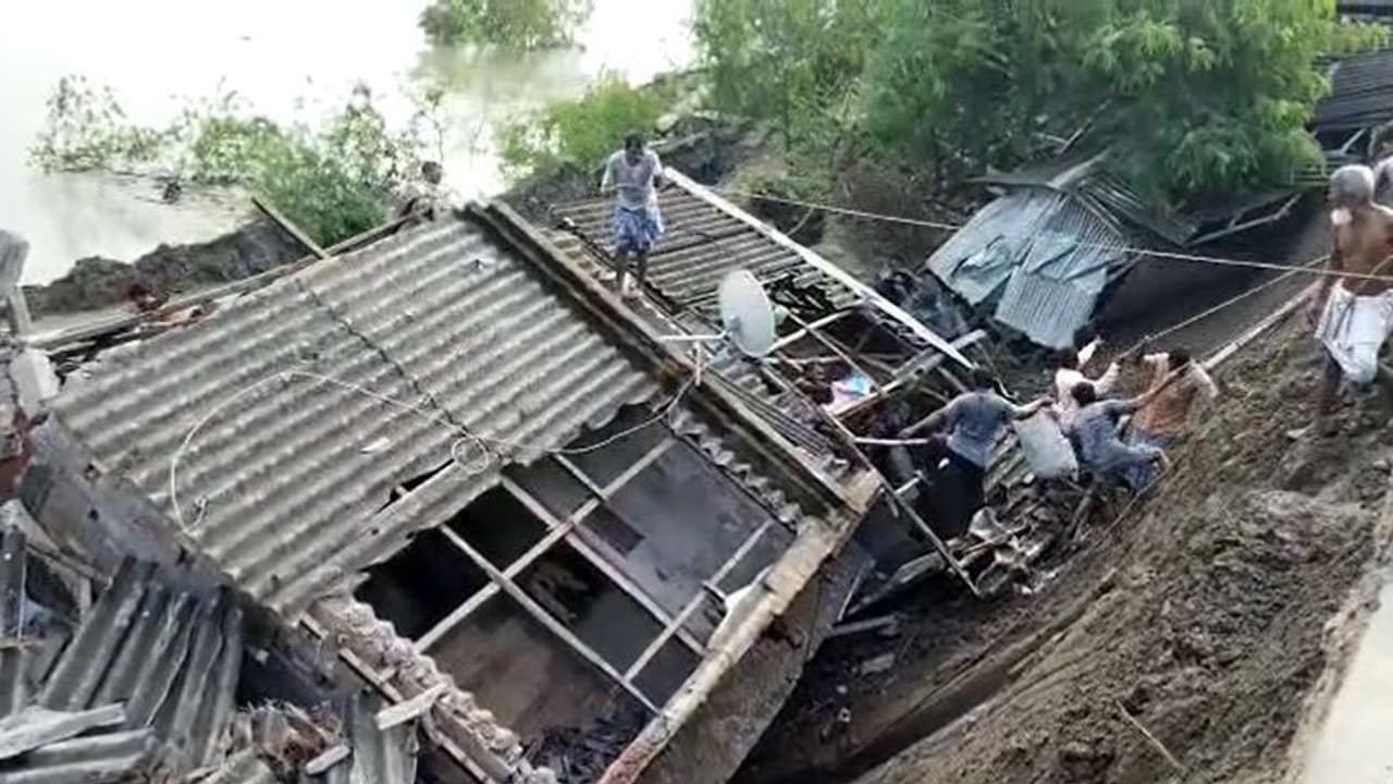 বাসন্তীর হোগল নদীতে ধস, পুজোর আগে তলিয়ে গেল ৪০টি বাড়ি