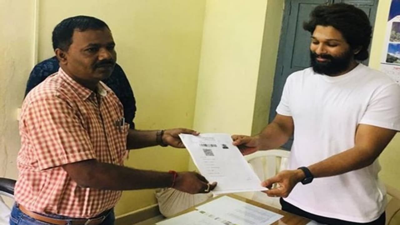 రెండెకరాల పొలం కొన్న అల్లు అర్జున్.. ఎమ్మార్వో కార్యాలయంలో సందడి రెండెకరాల పొలం కొన్న అల్లు అర్జున్.. ఎమ్మార్వో కార్యాలయంలో సందడి