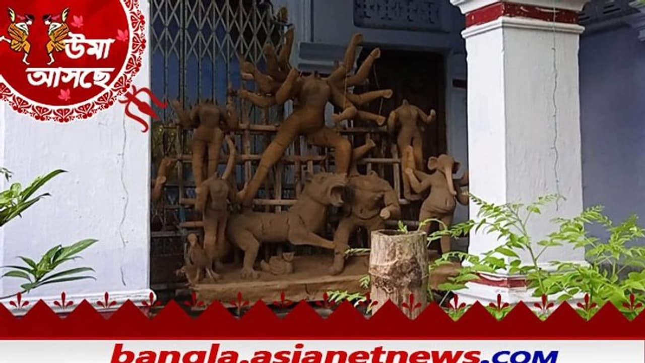 Durga Puja বালুরঘাটের সাহা পরিবারের দুর্গাপুজোয় গণেশ ও কার্তিকের স্থান পরিবর্তন করা হয়েছে Durga Puja বালুরঘাটের সাহা পরিবারের দুর্গাপুজোয় গণেশ ও কার্তিকের স্থান পরিবর্তন করা হয়েছে