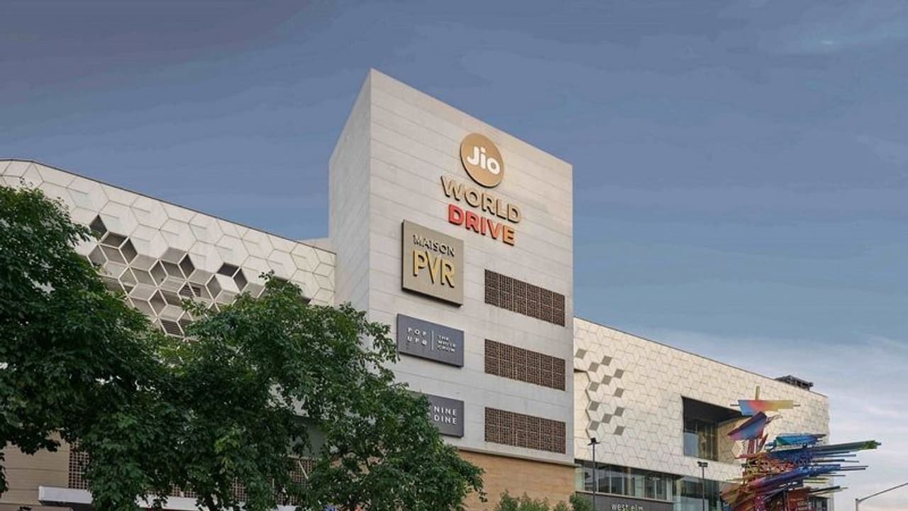 Jio World Drive: Reliance to launch India's first open air rooftop drive in theatre on Nov 5 Jio World Drive: Reliance to launch India's first open air rooftop drive in theatre on Nov 5