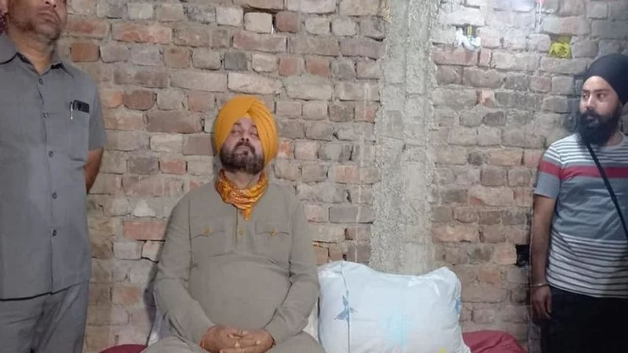 सिद्धू का हठयोग : लखीमपुर खीरी में भूख हड़ताल पर बैठे, कहा मंत्री के बेटे की गिरफ्तारी तक चलेगा अनशन सिद्धू का हठयोग : लखीमपुर खीरी में भूख हड़ताल पर बैठे, कहा मंत्री के बेटे की गिरफ्तारी तक चलेगा अनशन