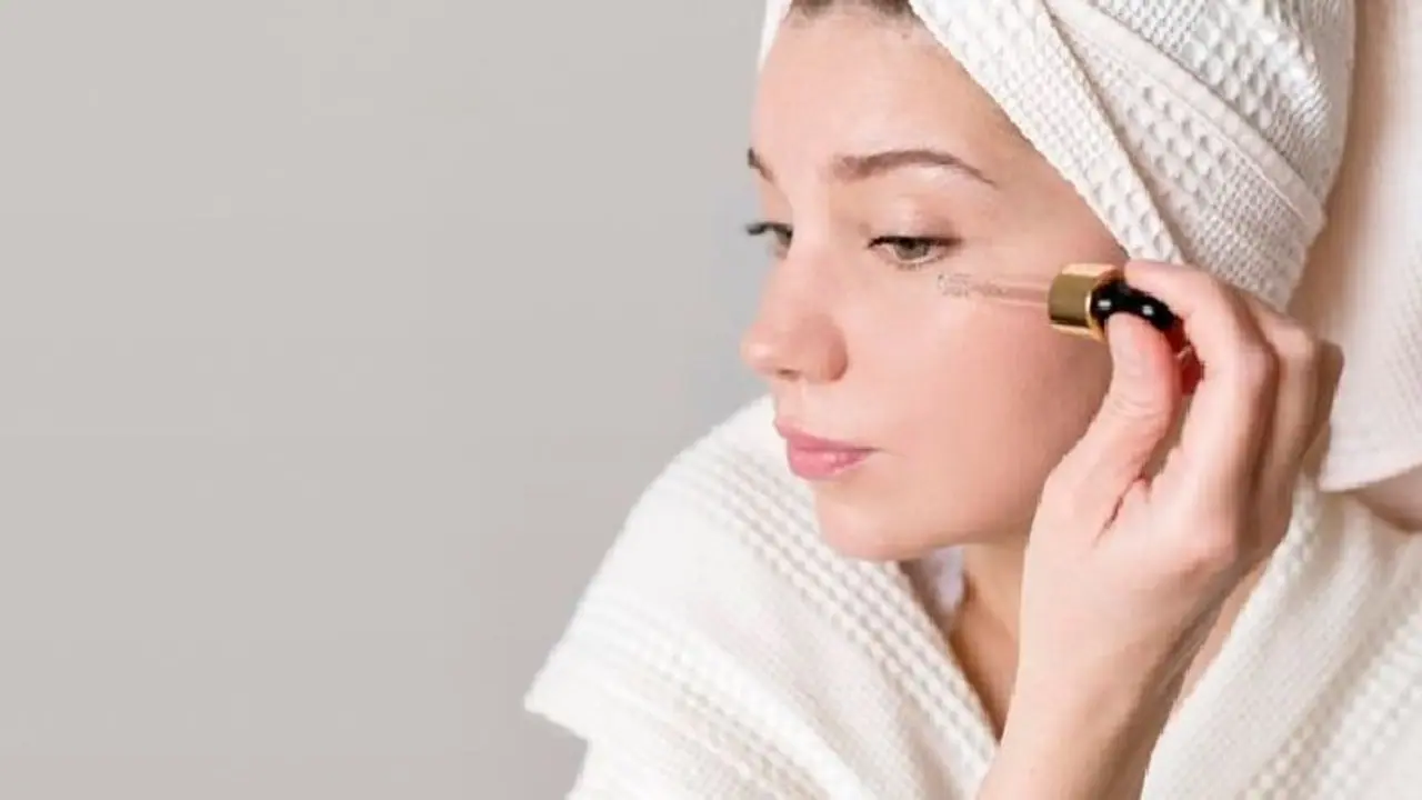 എങ്ങനെയാണ് മുഖത്ത് 'സിറം' ഉപയോഗിക്കേണ്ടത്? ഇതാ ഗൈഡ്ലൈന് എങ്ങനെയാണ് മുഖത്ത് 'സിറം' ഉപയോഗിക്കേണ്ടത്? ഇതാ ഗൈഡ്ലൈന്