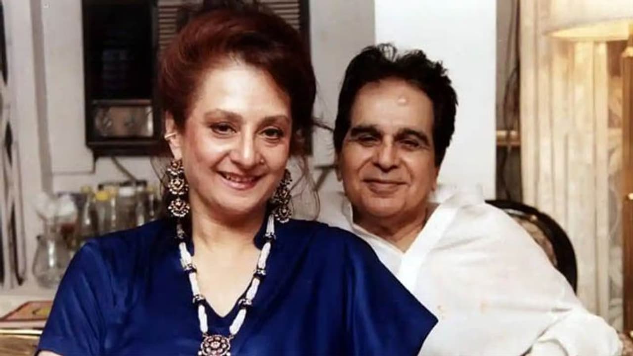 ख्वाबों में आज भी आते हैं दिलीप साहब, पत्नी ने सुनाया टूटे दिल का हाल, गम से नहीं उभर पा रही सायरा बानो ख्वाबों में आज भी आते हैं दिलीप साहब, पत्नी ने सुनाया टूटे दिल का हाल, गम से नहीं उभर पा रही सायरा बानो