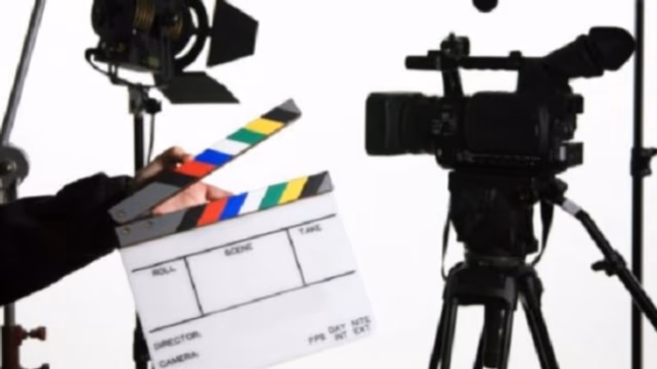ഇന്ത്യയിലെവിടെയും ഷൂട്ട് ചെയ്യാൻ ഓൺലൈനിലൂടെ അനുമതി, ചലച്ചിത്ര വ്യവസായത്തിന് പിന്തുണയെന്ന് കേന്ദ്രം ഇന്ത്യയിലെവിടെയും ഷൂട്ട് ചെയ്യാൻ ഓൺലൈനിലൂടെ അനുമതി, ചലച്ചിത്ര വ്യവസായത്തിന് പിന്തുണയെന്ന് കേന്ദ്രം