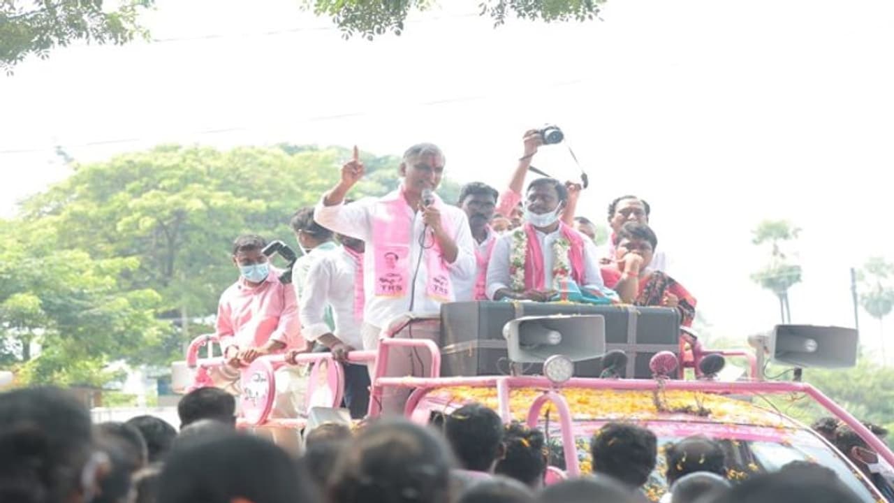 Huzurabad Bypoll: 90శాతం ఓట్లేస్తేనే... మీ గ్రామాన్ని దత్తత తీసుకుంటా: మంత్రి హరీష్ బంపరాఫర్ (వీడియో) Huzurabad Bypoll: 90శాతం ఓట్లేస్తేనే... మీ గ్రామాన్ని దత్తత తీసుకుంటా: మంత్రి హరీష్ బంపరాఫర్ (వీడియో)