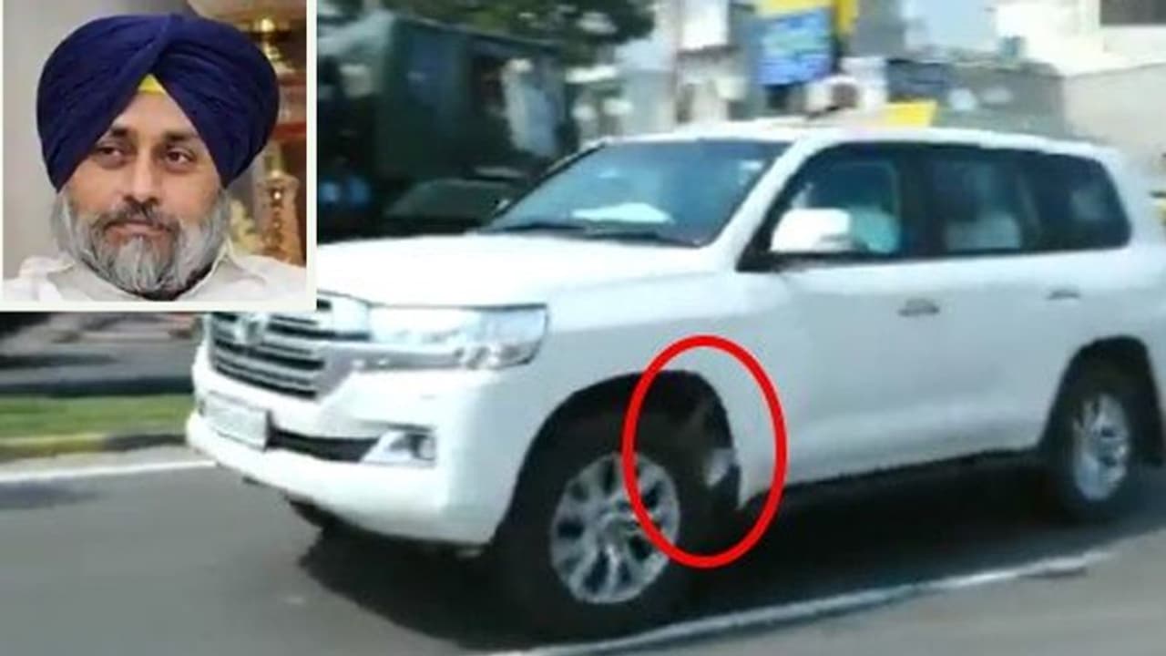 पंजाब में उग्र हुआ किसानों का आंदोलन, सुखबीर सिंह बादल के काफिले पर फेंका जूता..देखिए वीडियो पंजाब में उग्र हुआ किसानों का आंदोलन, सुखबीर सिंह बादल के काफिले पर फेंका जूता..देखिए वीडियो