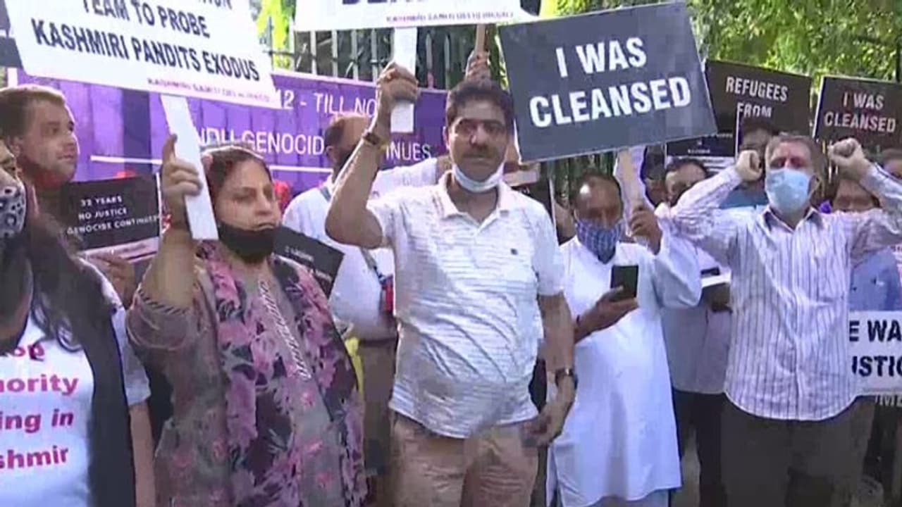 दिल्ली में कश्मीरियों का प्रदर्शन, बोले पंडितों के लिए अलग राज्य बनाए सरकार, इधर, जम्मू में फिर आतंकी हमला...