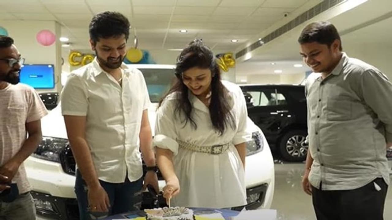 ఖరీదైన కారు గిఫ్టుగా ఇచ్చిన శ్రీముఖి.. ఆ కంపెనీ నుంచి ఎందుకు కొన్నావ్ అంటూ నెటిజన్ల ప్రశ్న ఖరీదైన కారు గిఫ్టుగా ఇచ్చిన శ్రీముఖి.. ఆ కంపెనీ నుంచి ఎందుకు కొన్నావ్ అంటూ నెటిజన్ల ప్రశ్న