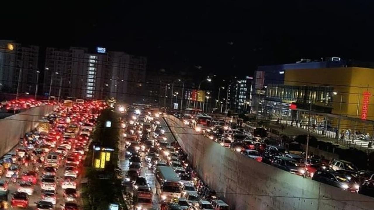 హైదరాబాద్లో వర్షబీభత్సం: రోడ్లపైకి పోటెత్తిన వర్షపునీరు.. భారీగా ట్రాఫిక్ జాం, కూకట్పల్లిలో పిడుగుపాటు హైదరాబాద్లో వర్షబీభత్సం: రోడ్లపైకి పోటెత్తిన వర్షపునీరు.. భారీగా ట్రాఫిక్ జాం, కూకట్పల్లిలో పిడుగుపాటు