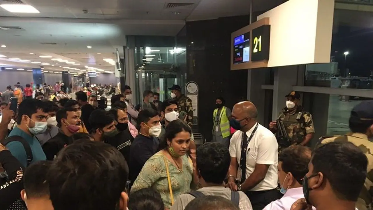 10 ಗಂಟೆ ಕಾದರೂ ವಿಮಾನ ಬರಲೇ ಇಲ್ಲ , Go Air ವಿರುದ್ಧ ರೊಚ್ಚಿಗೆದ್ದ ಪ್ರಯಾಣಿಕರು! 10 ಗಂಟೆ ಕಾದರೂ ವಿಮಾನ ಬರಲೇ ಇಲ್ಲ , Go Air ವಿರುದ್ಧ ರೊಚ್ಚಿಗೆದ್ದ ಪ್ರಯಾಣಿಕರು!