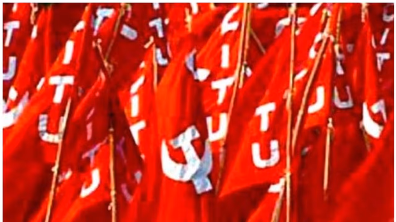 അടൂരിൽ സിഐടിയു നേതാക്കൾ സിഐടിയു തൊഴിലാളിയെ മർദ്ദിച്ചു; കാരണം സിപിഎം സിപിഐ സംഘർഷം ഫോണിൽ പകർത്തിയത്