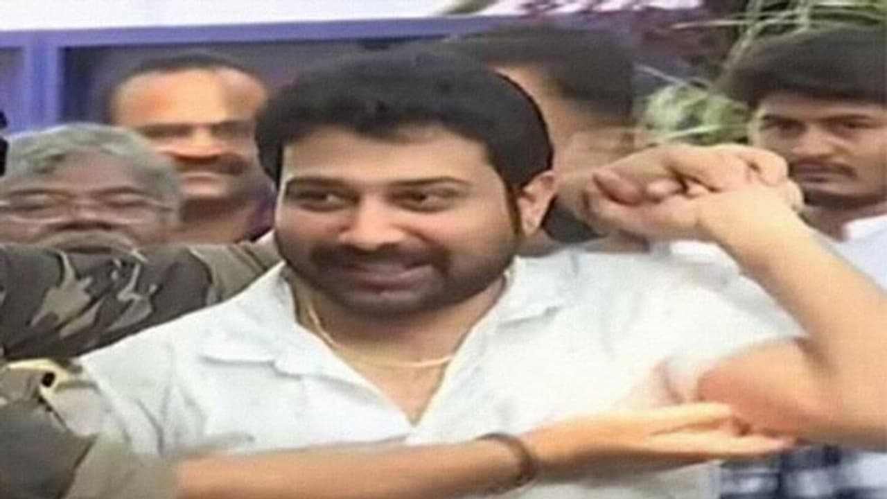 MAA Elections: శివ బాలాజీ చేయి కొరికేసిన హేమ.. MAA Elections: శివ బాలాజీ చేయి కొరికేసిన హేమ..