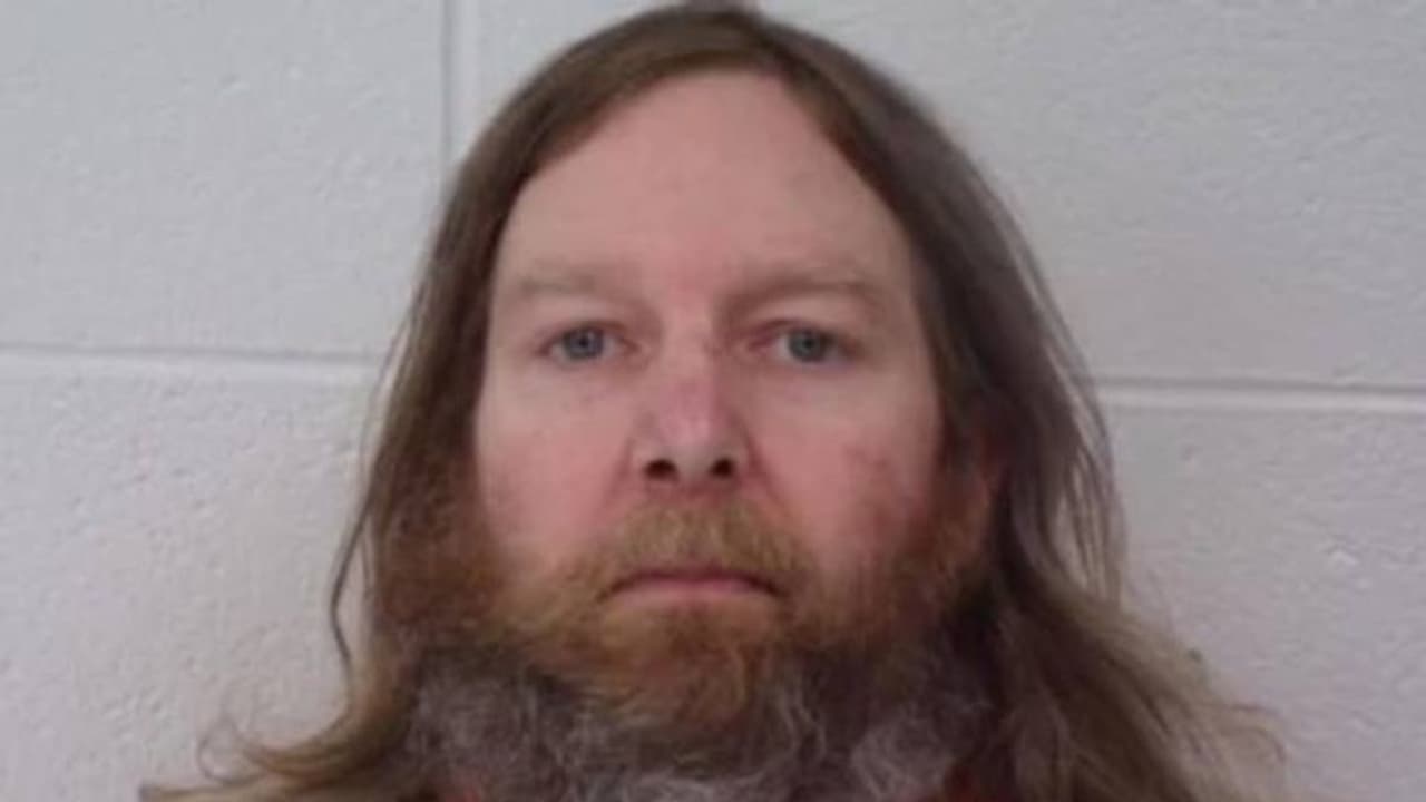 കൊവിഡ് വാക്സിൻ നൽകി ആളെ കൊല്ലുന്നു എന്ന് സംശയം, 46 കാരൻ സഹോദരനെയും ഭാര്യയെയും വെടിവച്ചുകൊന്നു കൊവിഡ് വാക്സിൻ നൽകി ആളെ കൊല്ലുന്നു എന്ന് സംശയം, 46 കാരൻ സഹോദരനെയും ഭാര്യയെയും വെടിവച്ചുകൊന്നു