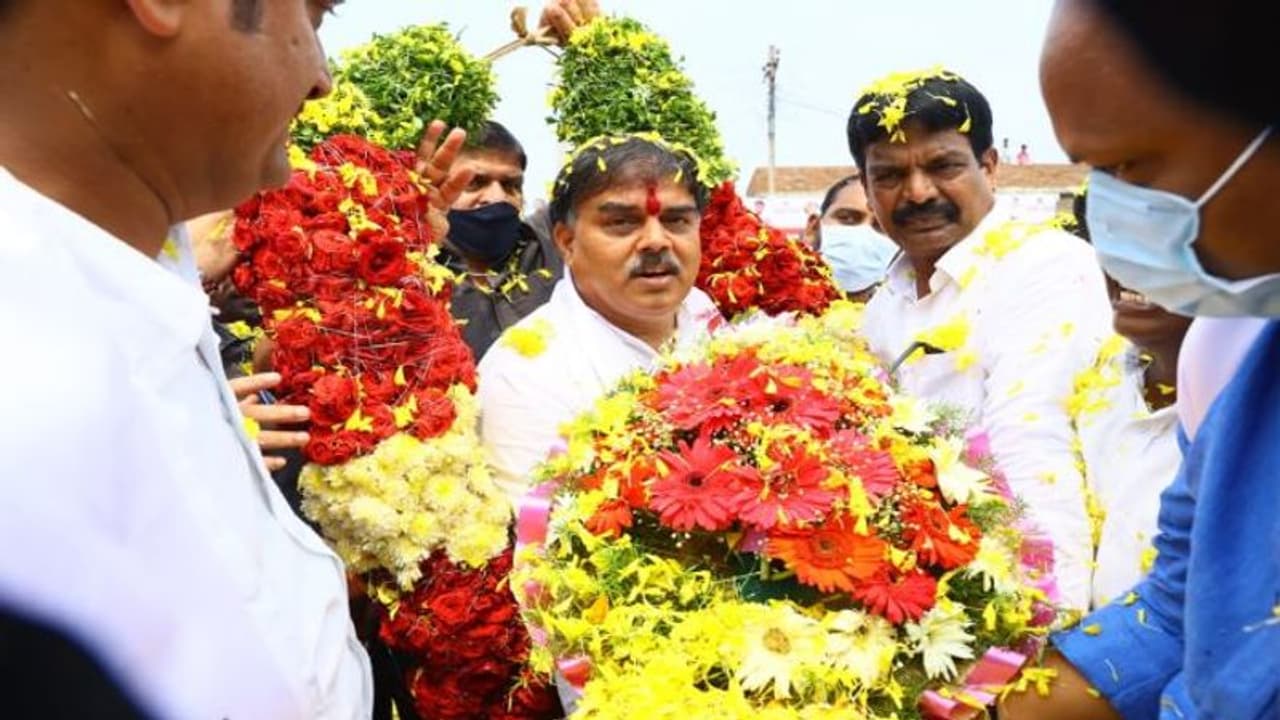 అందుకే ఇల్లు కదలడం లేదేమో : సీఎం జగన్‌పై నాదెండ్ల మనోహర్ విమర్శలు