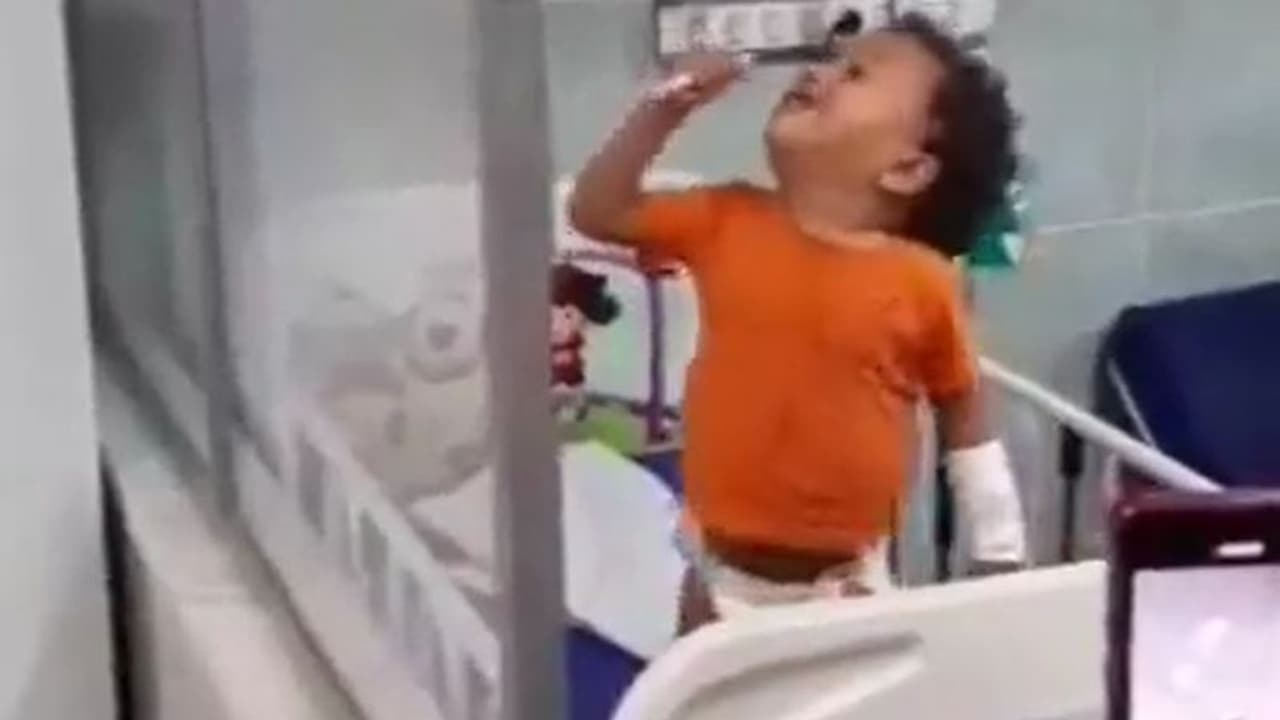 ভয় ডর একদম নেই, হাতে ব্যান্ডেজ নিয়েই হাসপাতালের বেডে দাঁড়িয়ে গলা খুলে গান একরত্তির