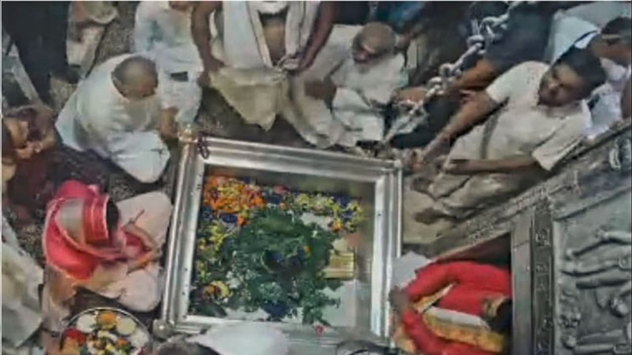 కాశీ విశ్వనాథుని దర్శనాలకు బ్రేక్.. మూడు రోజులపాటు దేవాలయం మూసివేత.. ఎందుకంటే... కాశీ విశ్వనాథుని దర్శనాలకు బ్రేక్.. మూడు రోజులపాటు దేవాలయం మూసివేత.. ఎందుకంటే...