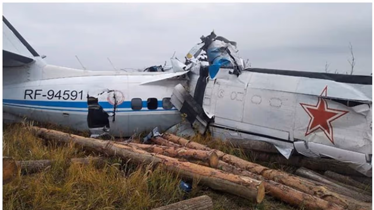 Russia: 16 feared dead as plane carrying parachutists crashes in central region Russia: 16 feared dead as plane carrying parachutists crashes in central region