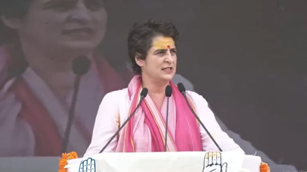 വാരണാസിയിൽ പ്രധാനമന്ത്രിക്കും യുപി സർക്കാരിനുമെതിരെ ആഞ്ഞടിച്ച് പ്രിയങ്ക ഗാന്ധി; പ്രതിഷേധ പരിപാടിയിൽ വൻ ജനാവലി വാരണാസിയിൽ പ്രധാനമന്ത്രിക്കും യുപി സർക്കാരിനുമെതിരെ ആഞ്ഞടിച്ച് പ്രിയങ്ക ഗാന്ധി; പ്രതിഷേധ പരിപാടിയിൽ വൻ ജനാവലി