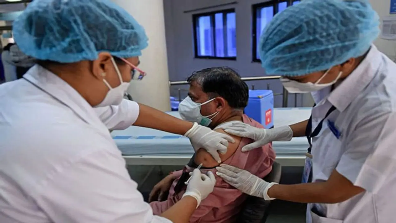 UP News: यूपी में 71.39 प्रतिशत लोग हुए पूरी तरह से वैक्सीनेटेड, बीते 24 घंटे में 10 नए कोरोना मरीज आए सामने