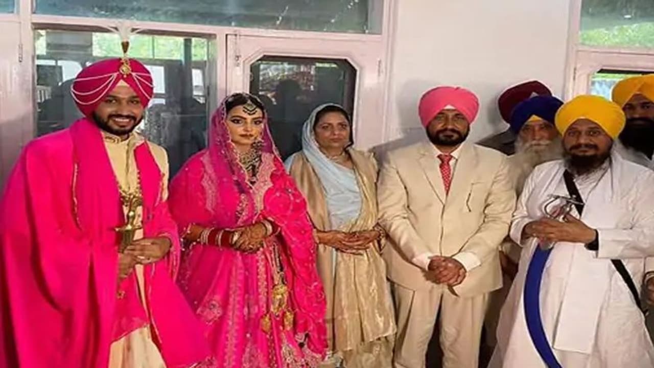 పంజాబ్ సీఎం కొడుకు పెళ్లిలో.. తాగి వచ్చిన పోలీసులు.. చర్చగా మారిన లేఖ.. పంజాబ్ సీఎం కొడుకు పెళ్లిలో.. తాగి వచ్చిన పోలీసులు.. చర్చగా మారిన లేఖ..