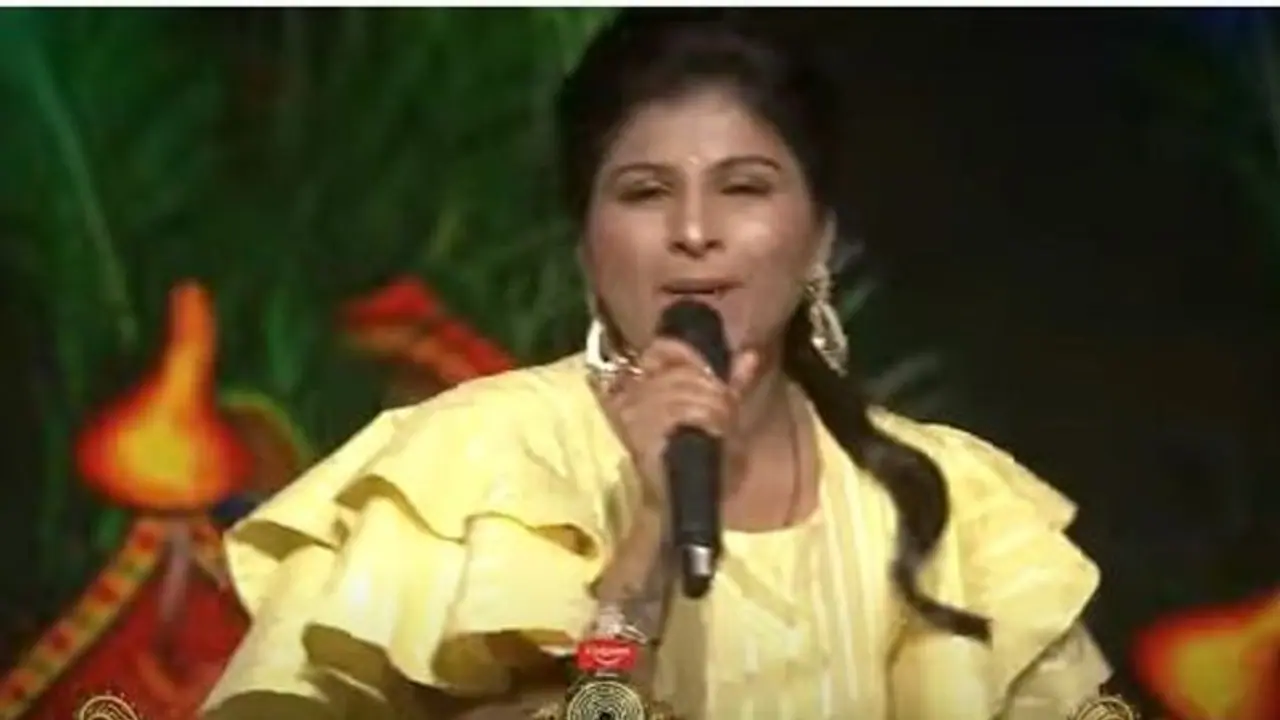 Bigg Boss5ః బతుకమ్మ టూ సారంగ దరియా టూ రాములో రాములా.. మంగ్లీ పాటల ప్రవాహం.. మూడు అవార్డులు కొట్టేసిన ప్రియా Bigg Boss5ః బతుకమ్మ టూ సారంగ దరియా టూ రాములో రాములా.. మంగ్లీ పాటల ప్రవాహం.. మూడు అవార్డులు కొట్టేసిన ప్రియా