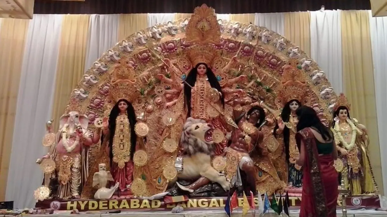 Durga Puja প্রবাসে যেন এক টুকরো বাংলা, দেখুন হায়দরাবাদের সেরা ৫টি পুজো Durga Puja প্রবাসে যেন এক টুকরো বাংলা, দেখুন হায়দরাবাদের সেরা ৫টি পুজো