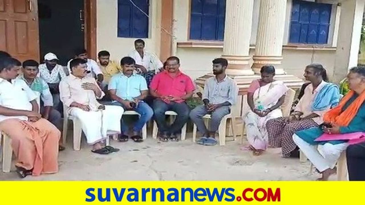 ಮತಾಂತರಗೊಂಡಿದ್ದ 4 ಕುಟುಂಬಗಳು ಗೂಳಿಹಟ್ಟಿ ಶೇಖರ್ ನೇತೃತ್ವದಲ್ಲಿ ಘರ್ ವಾಪಸಿ ಮತಾಂತರಗೊಂಡಿದ್ದ 4 ಕುಟುಂಬಗಳು ಗೂಳಿಹಟ್ಟಿ ಶೇಖರ್ ನೇತೃತ್ವದಲ್ಲಿ ಘರ್ ವಾಪಸಿ