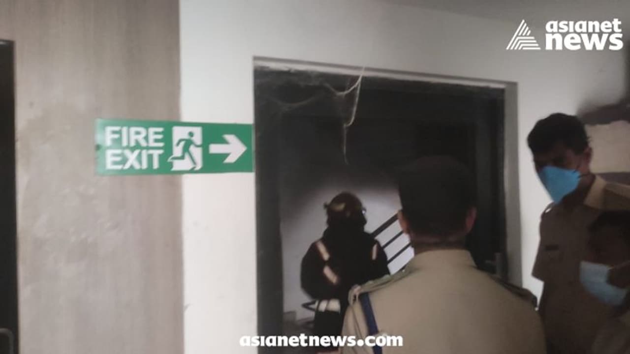 തമ്പാനൂർ കെഎസ്ആർടിസി ബസ് ടെർമിനലിൽ തീപിടിത്തം തമ്പാനൂർ കെഎസ്ആർടിസി ബസ് ടെർമിനലിൽ തീപിടിത്തം