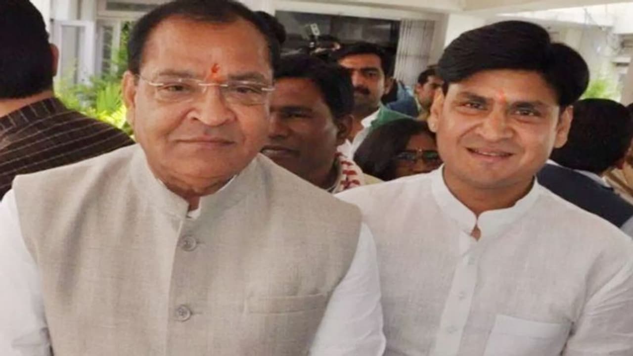 उत्तराखंड में मंत्री ने अपने MLA बेटे के साथ मिलकर BJP को दिया बड़ा झटका, CM के मनाने के बाद भी नहीं माने उत्तराखंड में मंत्री ने अपने MLA बेटे के साथ मिलकर BJP को दिया बड़ा झटका, CM के मनाने के बाद भी नहीं माने