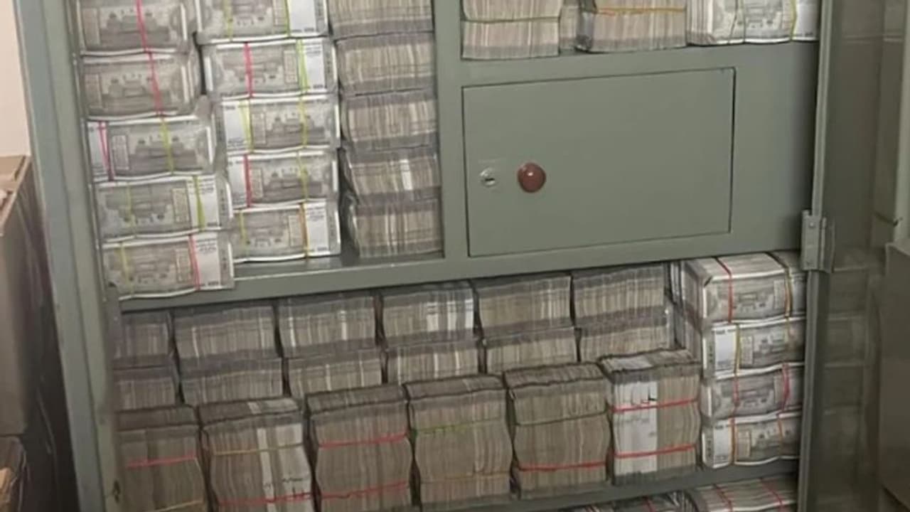 एक आलमारी में रखे मिले 143 करोड़ रुपए के नोट, देखने वाले रह गए दंग, जानें कैसे हुई इस चोरी का खुलासा