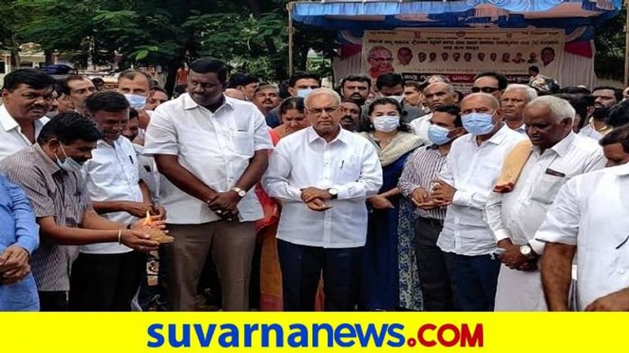 ಜನರ ಮಧ್ಯೆ ಇರಲು ಪ್ರಾಣ ಭಯ ಏಕೆ?: ಸಚಿವ ಹಾಲಪ್ಪ ಆಚಾರ್ ಜನರ ಮಧ್ಯೆ ಇರಲು ಪ್ರಾಣ ಭಯ ಏಕೆ?: ಸಚಿವ ಹಾಲಪ್ಪ ಆಚಾರ್